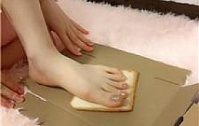 【糖糖】裸足踩踏喂食 JS240812-2