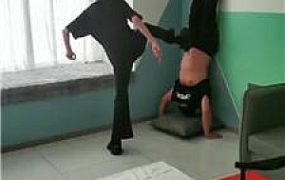 【皮皮】倒立暴力踢踹踩踏【双视角版】