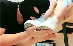 【妮蔻】小白鞋踩踏舔鞋底/白袜脚深喉插嘴闻吸/腿绞