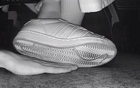 B671 – 无意识长裙阿迪贝壳白鞋翘腿踩全手垫脚