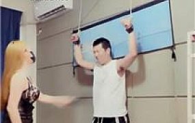 【魔鬼天使】吊绑重度鞭打虐乳/灌圣水/臭脚深喉