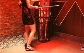 【圈养基地】把狗关进笼子虐废/藤条抽 JS240821-3