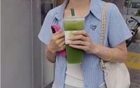 【素人挖掘机】开发逛街小姐姐-小白鞋黑船袜气味辱