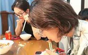 【有希子】姐妹聚会私奴下跪伺候