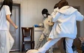 【精神小妹】4学生S-暴力踢踹/轮流舔脏鞋臭脚