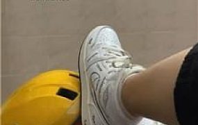 【奇了怪了】高帮鞋白袜踩地毯狗 JS240827-5