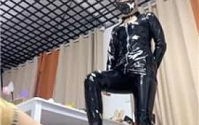 【喵主】转胯狗爬/鞭打/虐乳/踩踏喂食