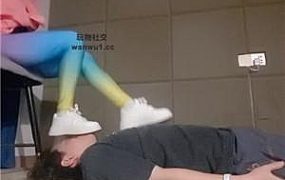 【魔鬼天使】小白鞋棉袜全体重踩踏/坐脸窒息