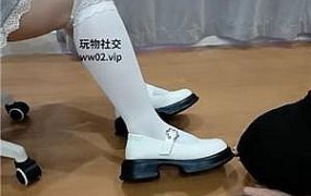 【拽拽】皮鞋白袜蹂躏踩地毯奴 JS240915-7