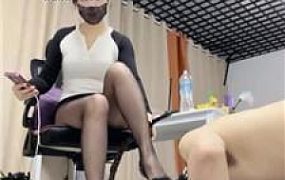 【喵主】坐脸窒息/高跟黑丝踩虐/虐乳/狗盆喂食