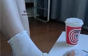 【拽拽】白袜裸足踩踏喂食 JS240909-10