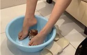 【丝雯】踩踏食物喂食/伺候沐足