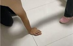 【精神小妹】开发羞涩素人-骑马/舔粉鞋白袜/坐脸窒息/踩踏虐乳