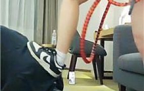 【上头姐妹团】AJ白袜踩/骑马转胯/强制闻臭鞋