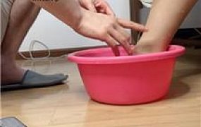 【桃桃樱】裸足狂舔/伺候主人沐足 JS240921-14