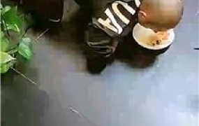 【烟雨】圈养奴脚下喂食 JS241012-11