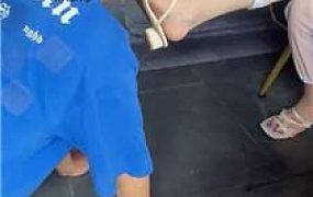 【瑞拉】姐妹花S-圈养奴轮流舔脏鞋臭脚【双视角版】 JS241023-40