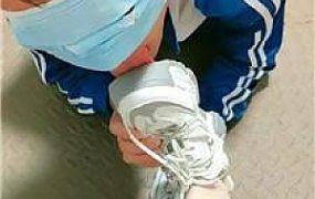 【喵酱紫】学生狗-舔脏鞋/鞭打/碾压踩狗头/捆绑吃丝袜 bf46378