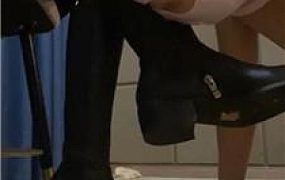 【魔鬼天使】长靴黑丝踩虐脚垫奴 JS241027-12