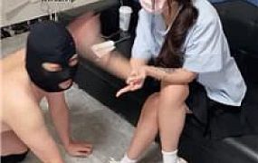 【香芋朱朱】小白鞋白袜踩虐/舔圣水/套头窒息 bf46857