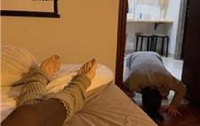 【凉子】漂亮姐姐玉足踩踏喂食/圣水淋浴 bf46836