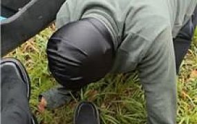 【子熙大人】车外跪舔长靴原味白袜/人体烟灰缸 JS241116-26