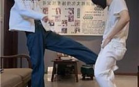 【狗哥】气质女神素人S-小白鞋白袜踩/臭脚捂脸窒息 bf47063