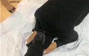 【太妹女爹】高跟裸足跪舔/鞭打/灌圣水 bf47034