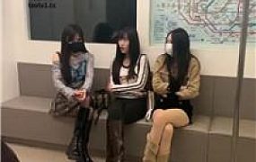 【伊晨】推荐-4S-地铁上暴揍猥琐偷拍奴【双视角版】 bf47018