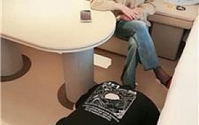 【桃子老师】高跟黑丝踩踏喂食奶狗 JS241121-21