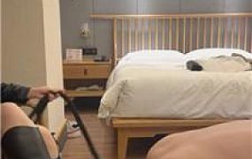 【毒药】清理脏皮靴/闻舔肉丝脚/棍棒威胁 JS241129-23