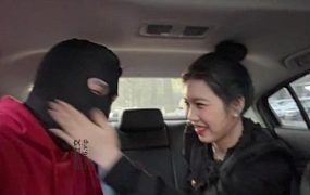 【素人挖掘机】贱狗又开始诱骗女孩在车里把自己美脚献给他 JS241129-7