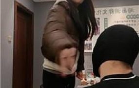 【狗哥】商圈开发-素人抽耳光/白袜踩踏/踢裆 bf48063