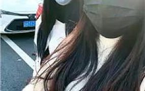 【丽娜】户外车内司机坚持不住了，一把抓住美女的脚舔个没完 JS241207-1