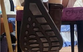 【漫漫】小狗跪主人肉丝脚下    250129-4