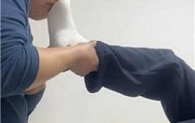 【涵涵】毛拖鞋白袜下跪求虐 JS250126-15