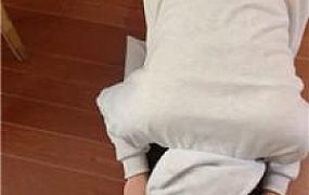 【小凤梨】下跪清理小白鞋酸臭脚丫 JS250214-31