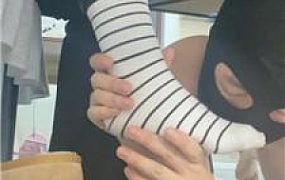 【深情】双主-桌底视角-雪地靴白袜裸足踩 JS250221-9