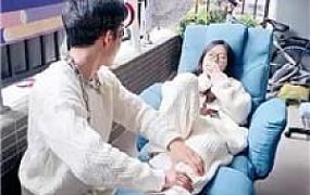 【南月女神】白袜踩踏-阳台下跪伺候 JS250218-1