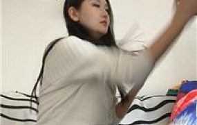 【牙乖乖】毛拖鞋白袜踩虐贱奴 JS250305-28