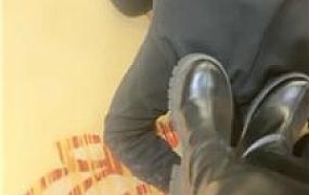 【小妈】桌底无意识长靴踩虐 JS250111-43