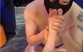 【小凤梨】纹身小妹的脚奴才 JS250311-26