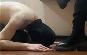 【沐沐】清理脏长靴-藤条抽-舔卫生巾喝圣水 JS250319-12