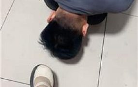 【莹莹】磕头求主人耳光踩踏-骑马  JS250320-5