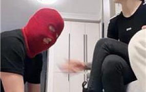 【十二岁】情侣主脏鞋臭袜子玩虐绿帽【双视角版】 bf52290