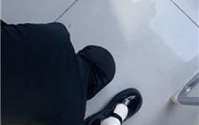 【郑州00后情侣】清理脏鞋白袜虐下跪奴 JS250416-6