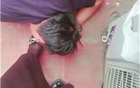 【璃茉】楼道公开舔脏鞋 JS250504-40