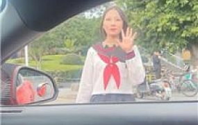 【白鹭】贱狗开车到学校找JK女学生 JS250525-23