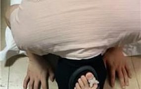 【小凤梨】被纹身小妹强迫舔脚 JS250517-24