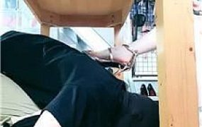 【缘彼大大】枷锁椅囚禁虐打-桌底恋足舔 JS250605-4